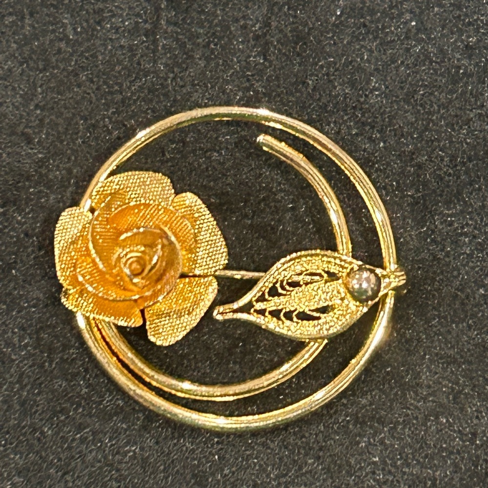 Vintage Sarah Coventry Gold Tone Rose Circle Brooch